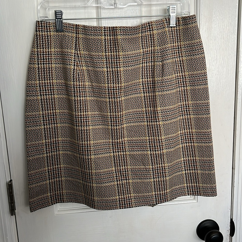 Cabi neutral plaid checkered size Medium Skirt - Picture 6 of 7
